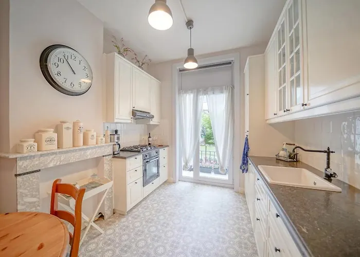 Huyze Elise Free Parking *