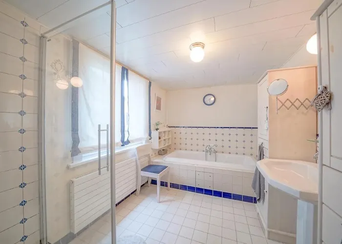 Huyze Elise Free Parking